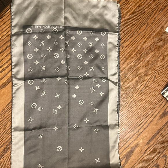 Authentic Louis Vuitton 💯 silk scarf - Picture 11 of 16